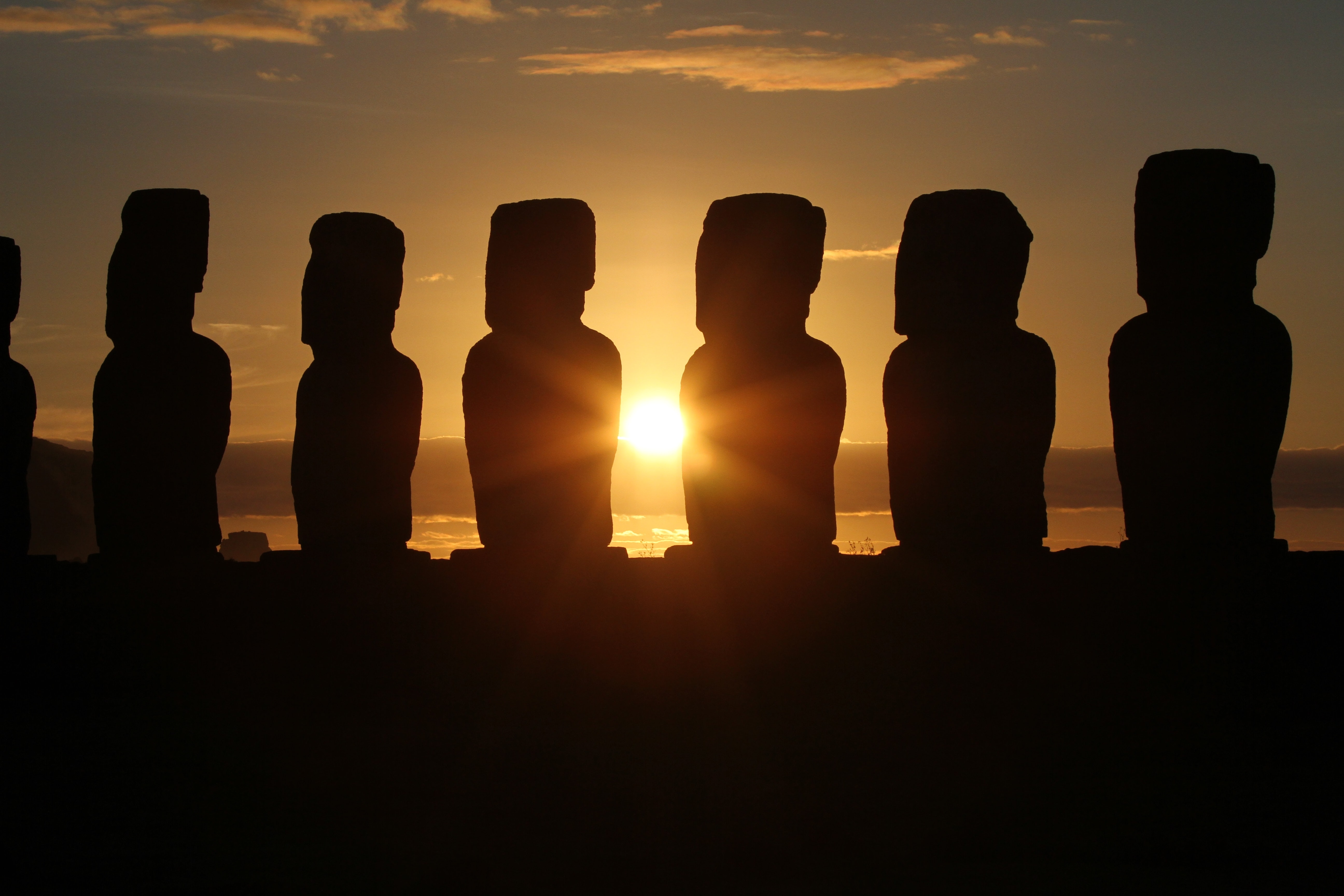 isla de rapanui al atardecer